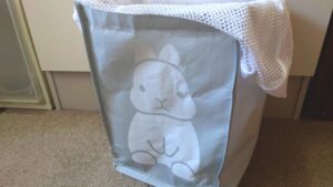 うさぎのカワイイ100円均一のランドリーバスケットでラクラク時短仕分け！
